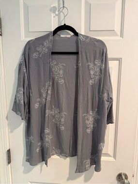 Le Lis Gray Embroidered Kimono Cardigan Size Medium